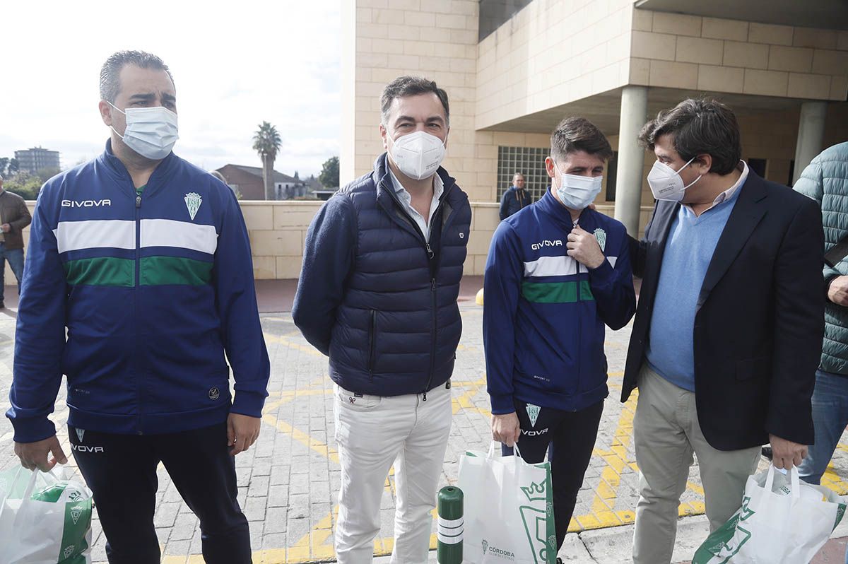 La visita del Córdoba CF al Hospital Reina Sofía en imágenes