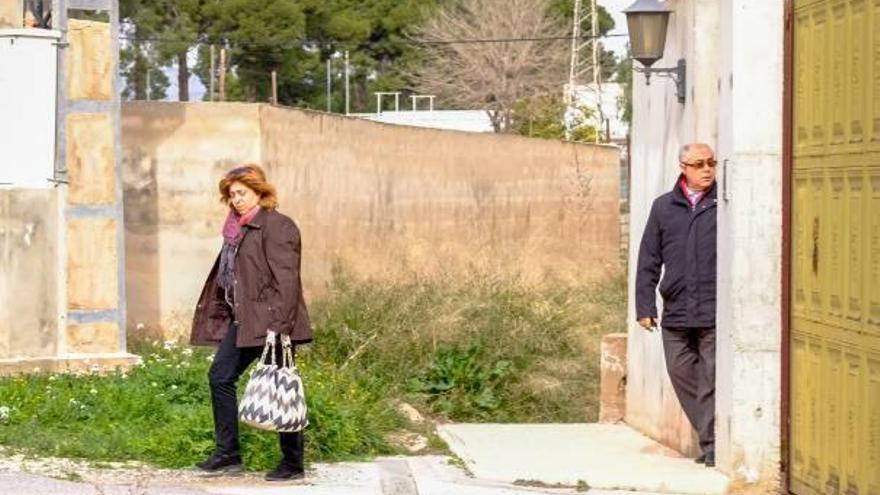 Momento en el que el exchófer y la exasistenta de hogar de Milagrosa Martínez salían de su chalé al mediodía de ayer.