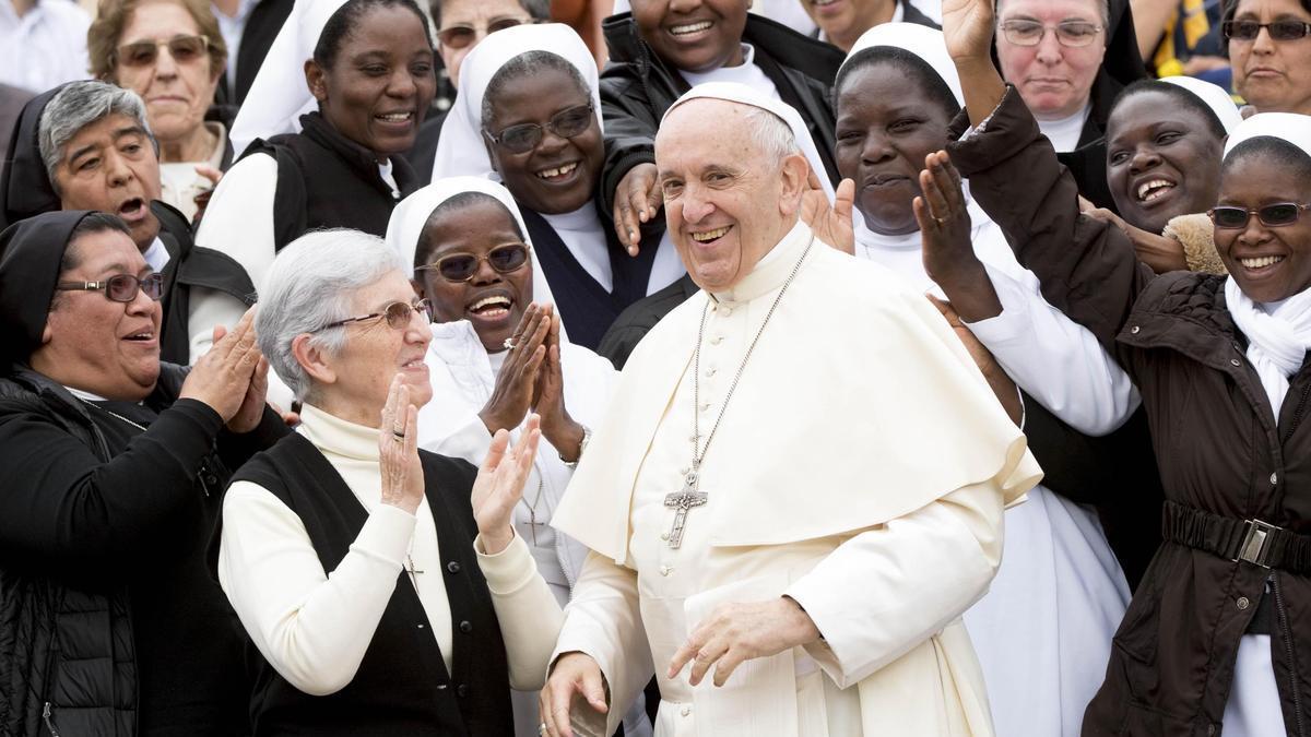 Una imagen del papa Francisco rodeado de monjas.