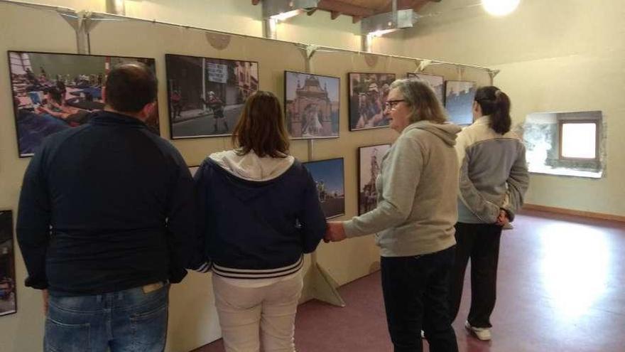 Visitantes en la exposición fotográfica sobre la minería.