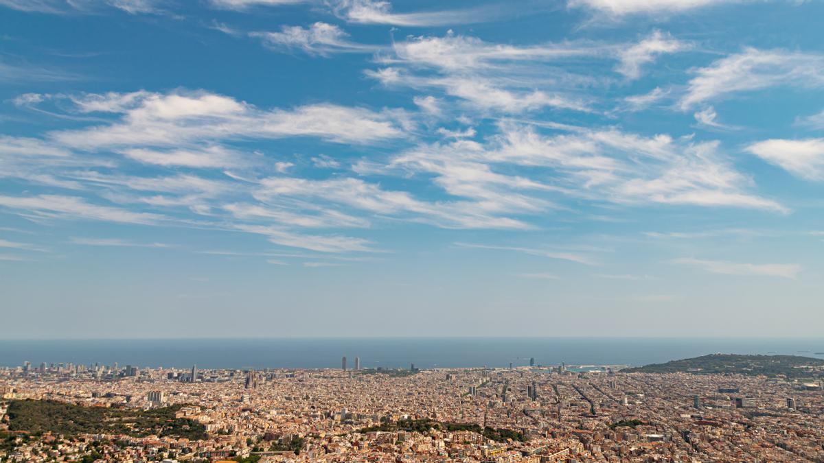 Sol y cielos casi despejados (nubes altas) en Barcelona