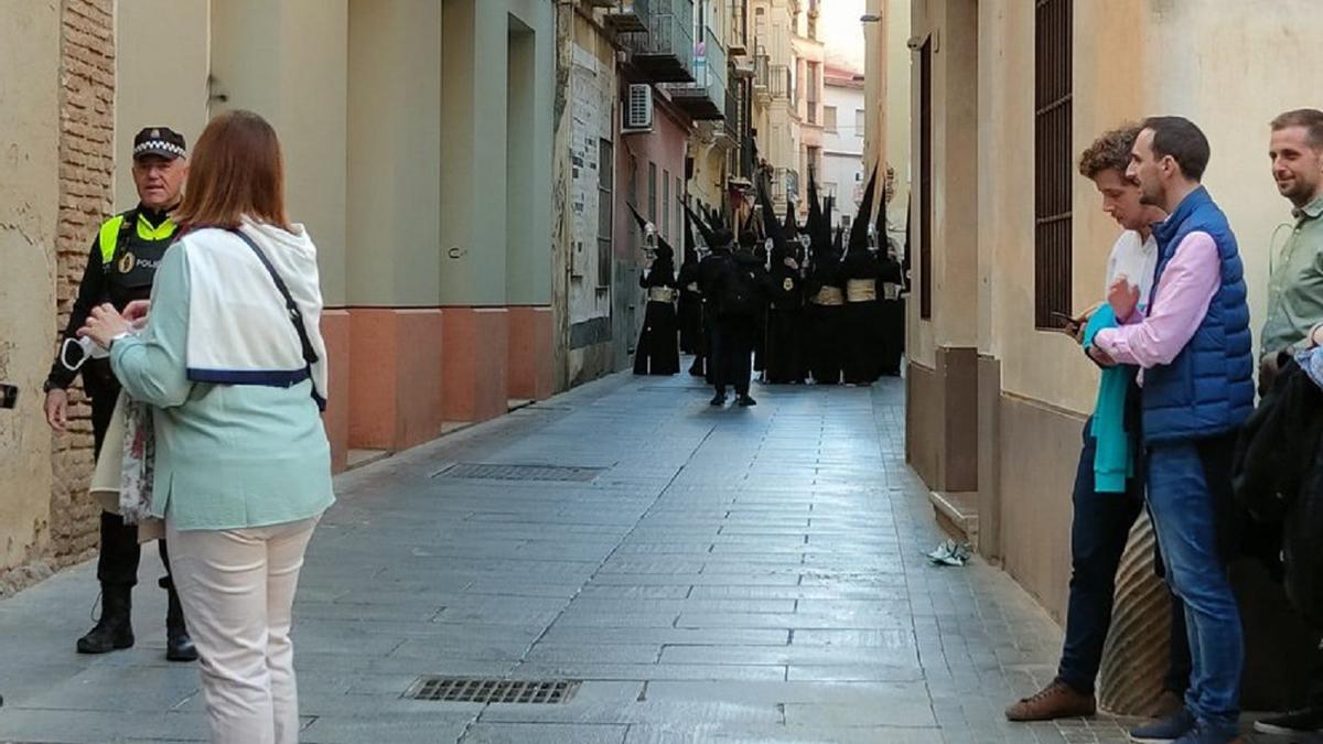 Un Policía Local limita el paso de peatones en el Centro.