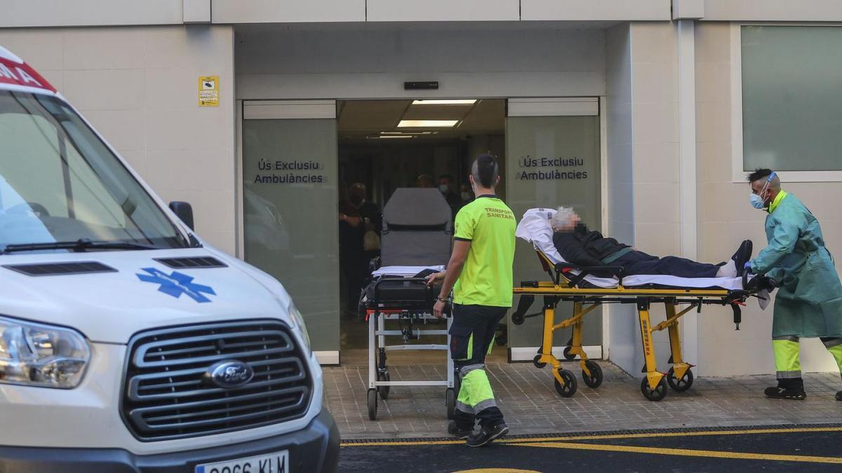 Un paciente ingresa en Urgencias del Hospital Clínico de València, en la tarde de ayer. | F. CALABUIG