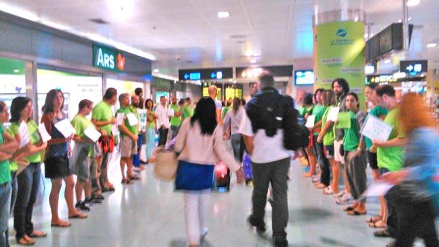 ´PASILLO´ Los docentes despiden a los diputados del PP en el aeropuerto