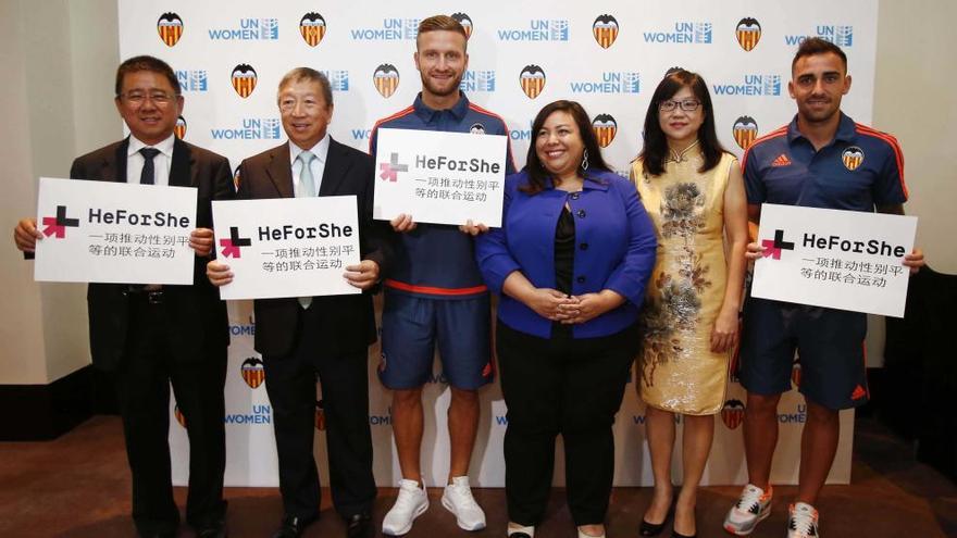 La representación valencianista junto a la dirigente de UN Women en Asia.