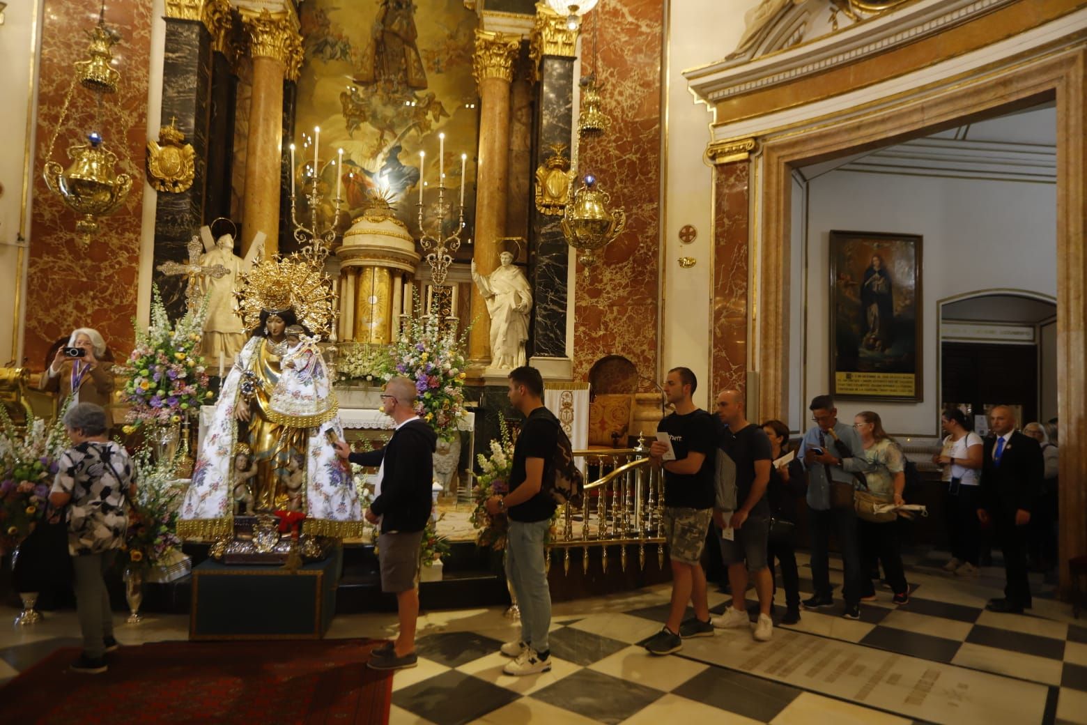 Comienza el Besamanos a la virgen pese al mal tiempo