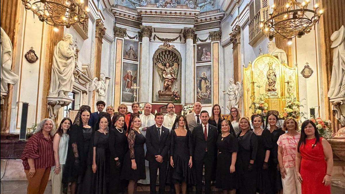 Las clavariesas de la Patrona y autoridades municipales en la iglesia de San Miguel Arcángel.