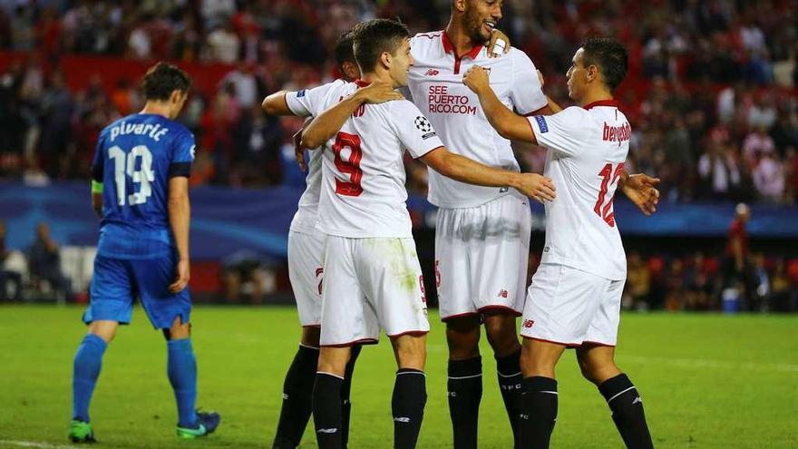 Los jugadores del Sevilla celebran uno de los goles en el partido del Pizjuán ante el Dinamo de Zagreb.