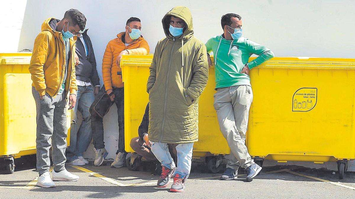 Migrantes a las puertas del Canarias 50 en La Isleta.