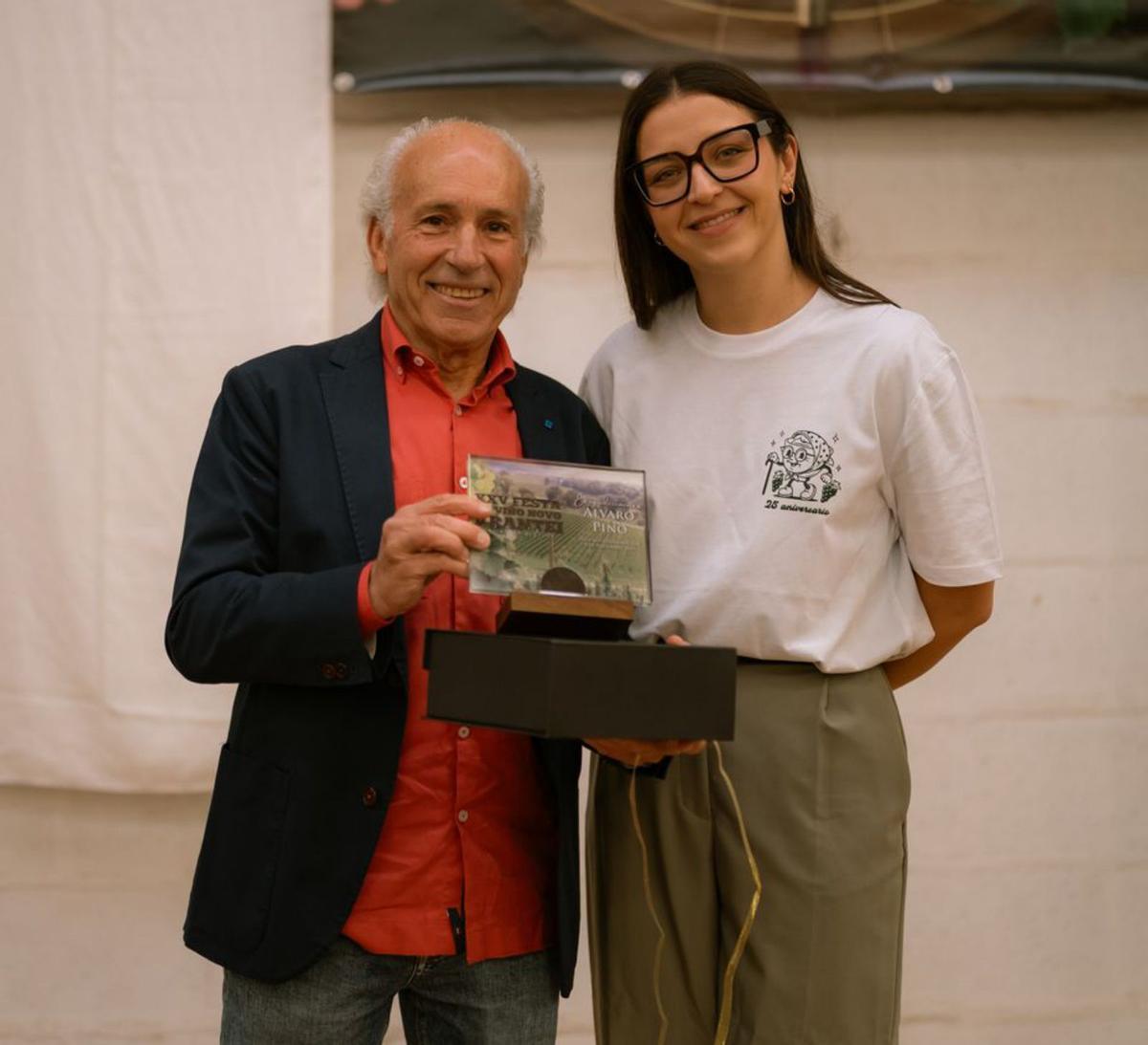 Álvaro Pino recibindo un agasallo tras ler o pregón.   | // M. NÚÑEZ