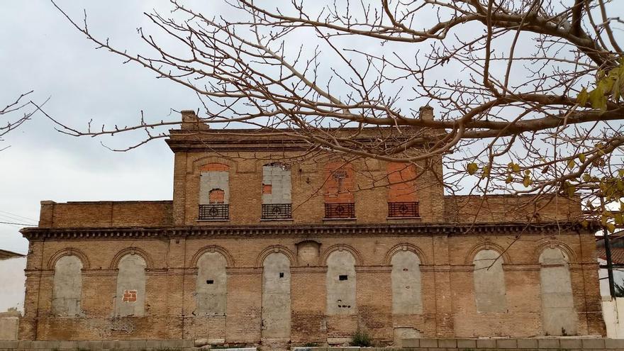 La ruinosa estación de Nazaret sale del limbo legal