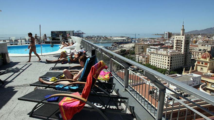 Un grupo de turistas toma un baño de sol en la azotea de un hotel de la capital.