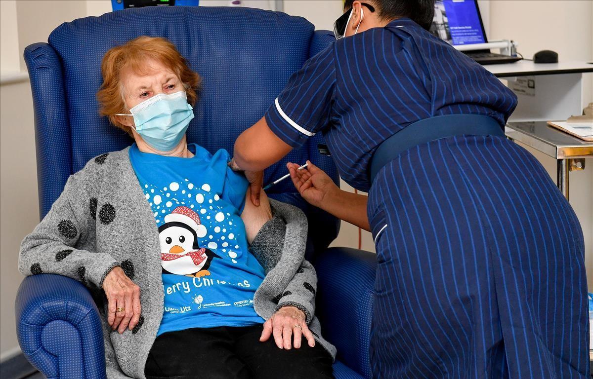 Margaret Keenan, de 90 años, es la primera paciente en Gran Bretaña en recibir la vacuna Pfizer / BioNtech COVID-19 en el Hospital Universitario, administrada por la enfermera May Parsons, al comienzo del programa de inmunización más grande de la historia británica, en Coventry, Gran Bretaña, diciembre 8 de febrero de 2020