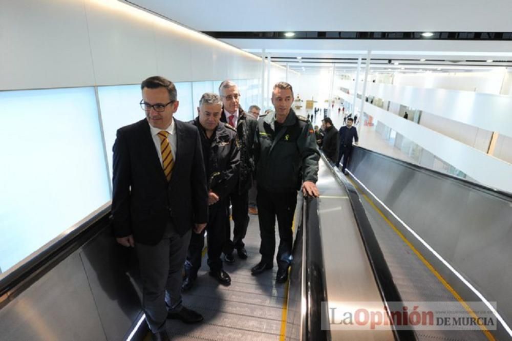 El delegado del Gobierno visita el aeropuerto de Corvera