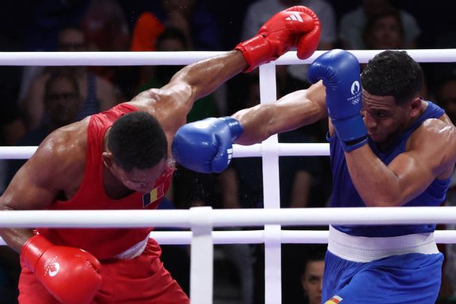 El boxeador español Enmanuel Reyes Pla (azul) durante su combate de boxeo contra el belga Victor Scheltraete (rojo) en los cuartos de final masculino de la categoría en los Juegos Olímpicos 2024 en la categoría de 92kg.