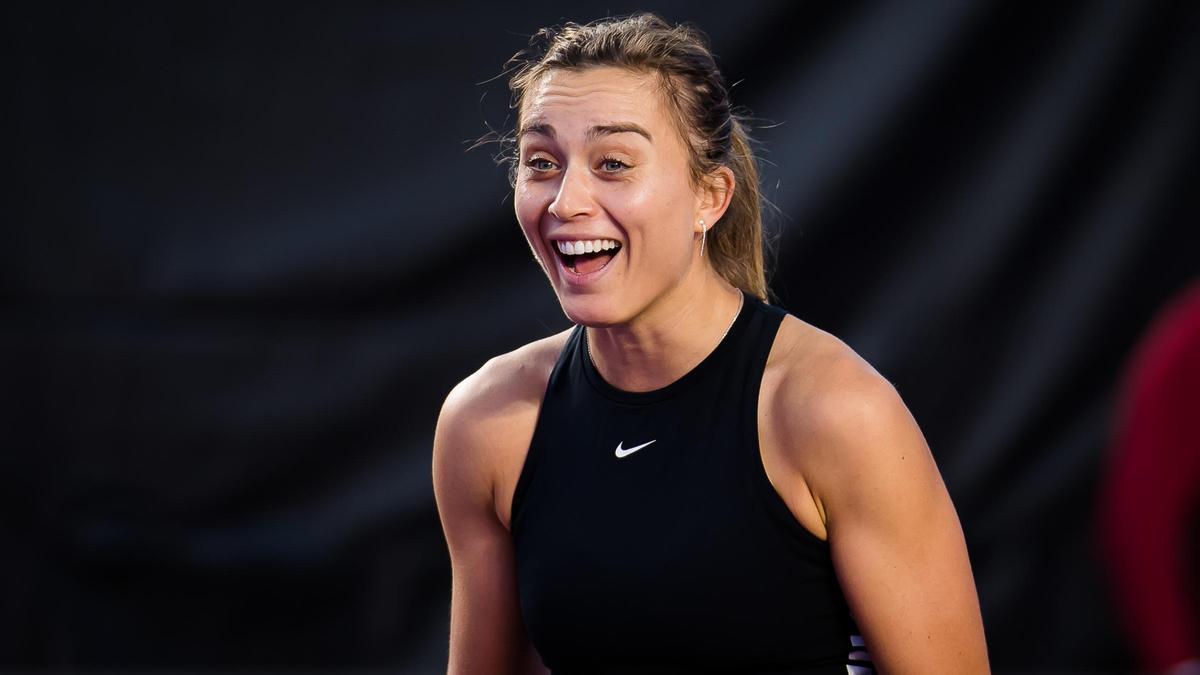 Paula Badosa smiles during a workout.