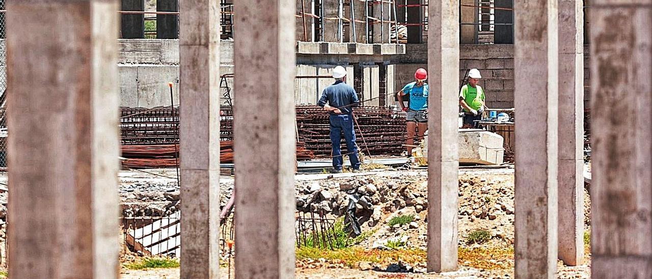 Trabajadores del sector de la construcción en una obra. | | MARÍA PISACA