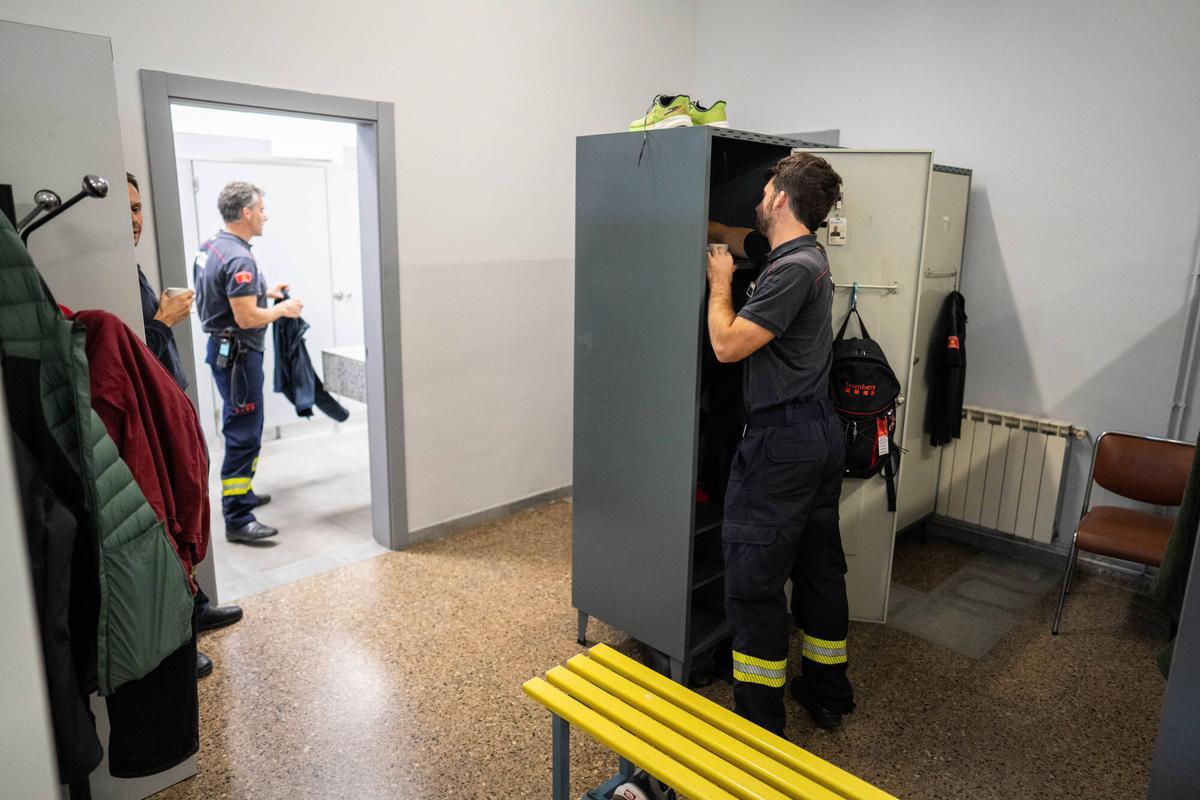 Lloret de Mar, 18/11/2025. SOCIEDAD. Vestuarios inclusivos en el parque de Bomberos de Lloret, uno de los tres parques que ya cuentan con este nuevo modelo de espacios adaptados. Foto: Zowy Voeten / El Periódico