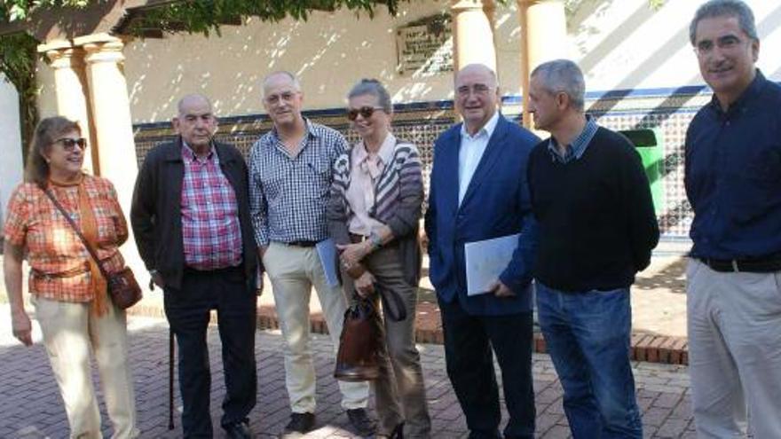 María Adoración Abella, Ignacio Ruiz de la Peña, Ángel Valle, Delia Piris, Etelvino González, Xuan Pedrayes y Fermín Rodríguez, ayer en Villaviciosa.