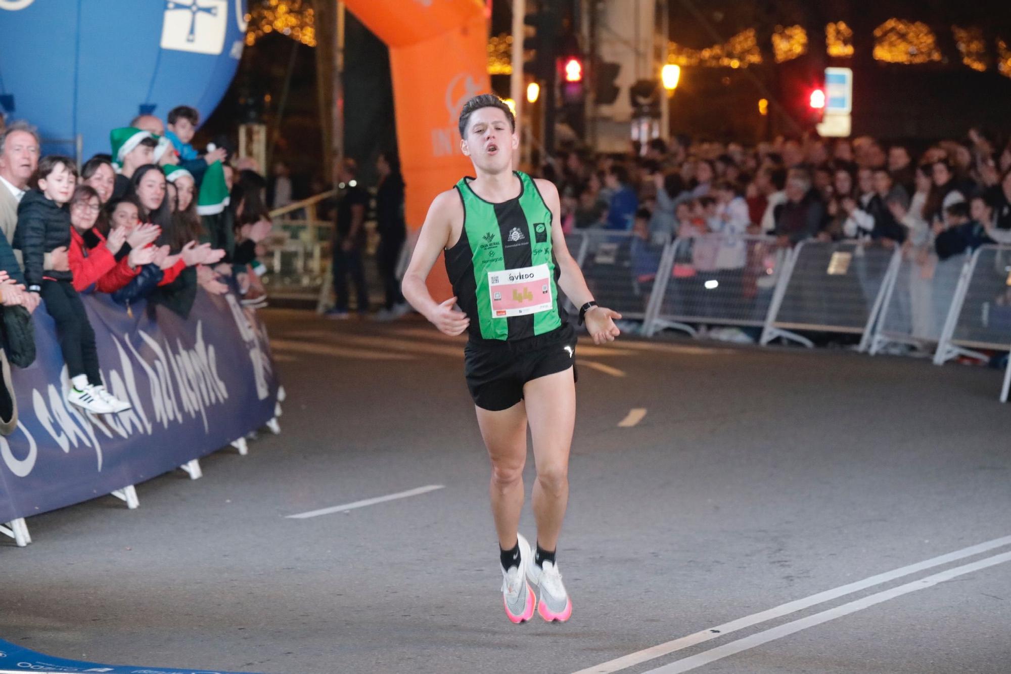 En imágenes: Jaime Bueno (Univerisad de Oviedo) y Mariam Benkert triunfan en la San Silvestre de Oviedo