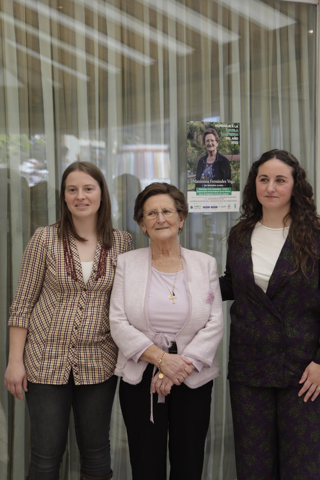 Entrega del premio "Abuela Campesina de Asturias" a la casina Maximina Fernández