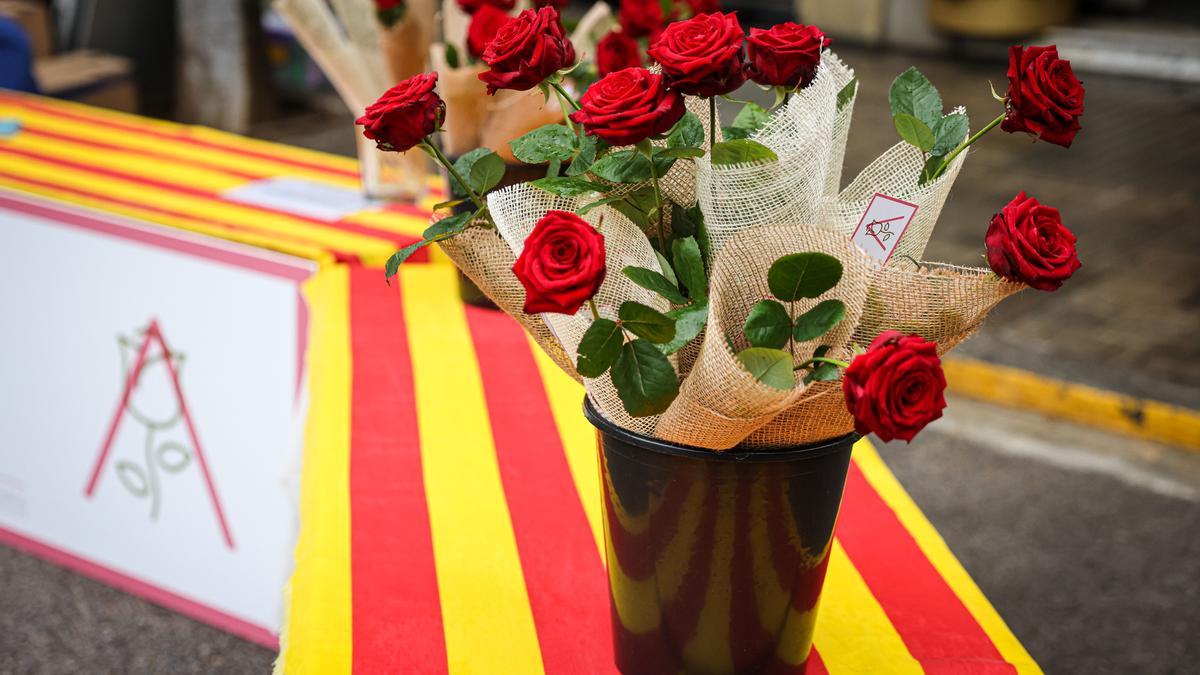 Roses vermelles en una parada de Sant Jordi