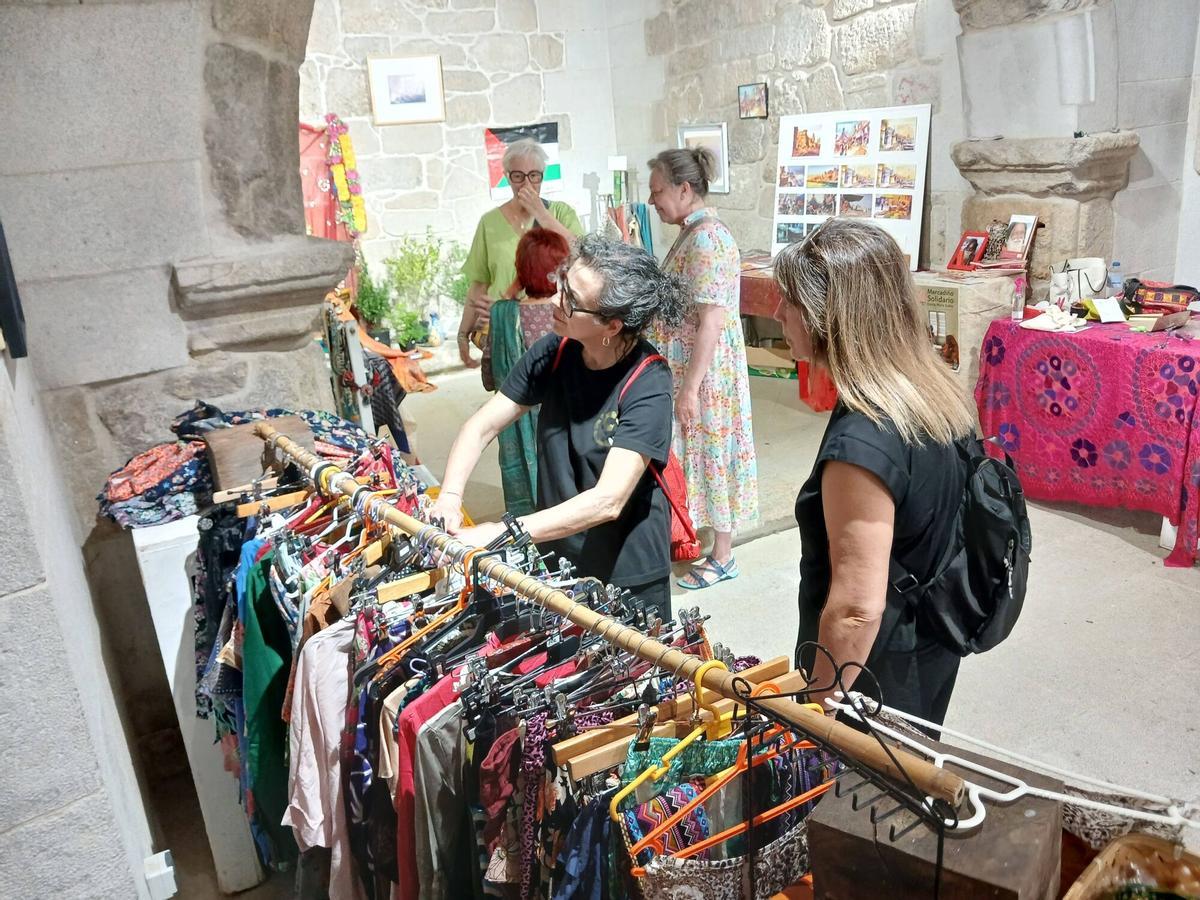 Mercadillo solidario en la Capela do Hospital de Cangas a favor de la Escola María Soliña, en la India