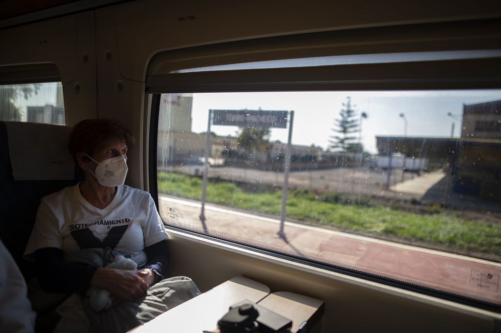 Los vecinos de las vías, celebran su primer viaje en el nuevo tren soterrado