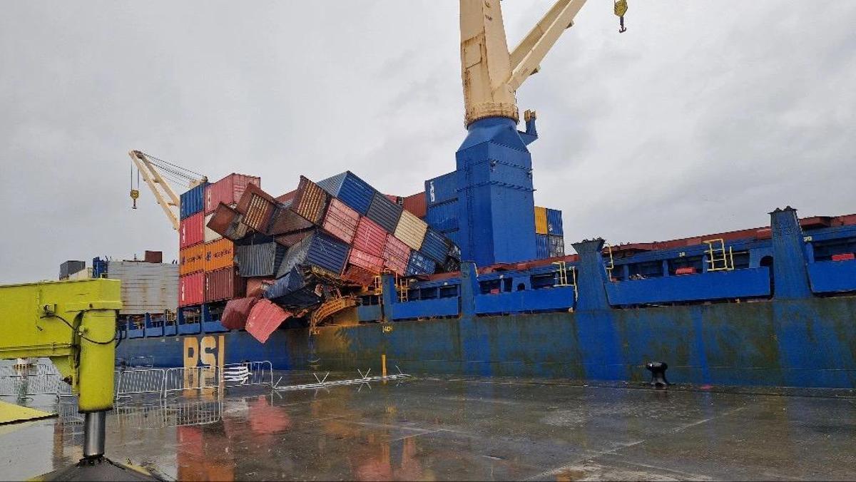Llega a Vigo un buque mercante con un espectacular corrimiento de carga causado por el fuerte oleaje