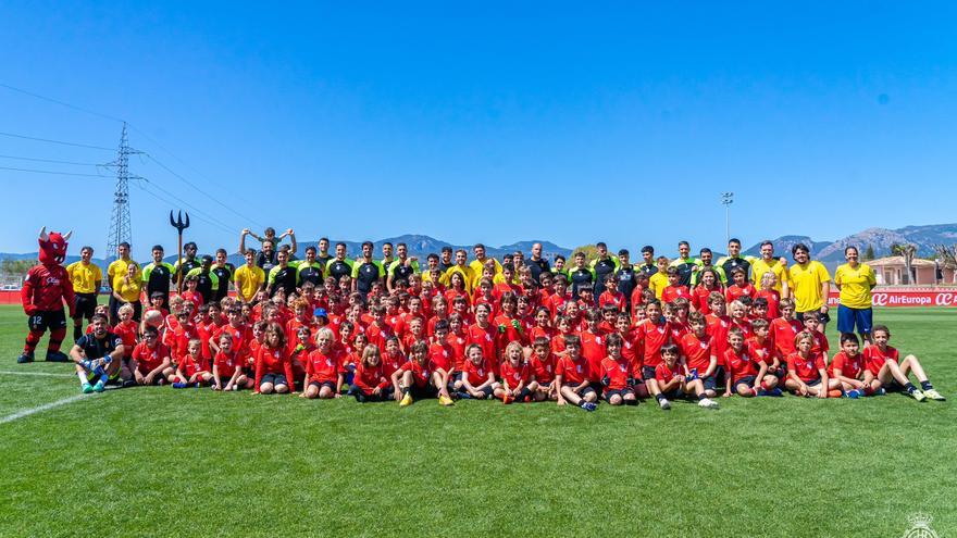 100 niños y niñas contra 11 del Real Mallorca: El partido más especial