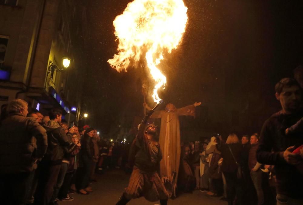 La villa celebra en un mismo día el desfile de comparsas, el concurso de disfraces y la quema del Meco.