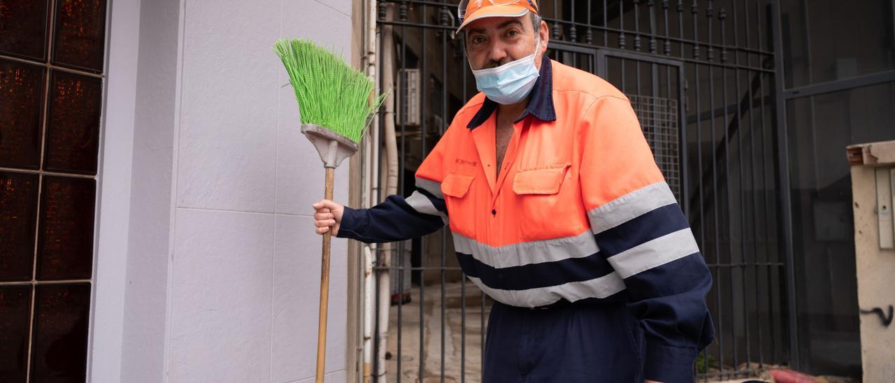 Bautista recorre a pie las calles del centro para que estén impecables. En la imagen, un día de estas fiestas de la Magdalena, provisto de capazo y escoba.