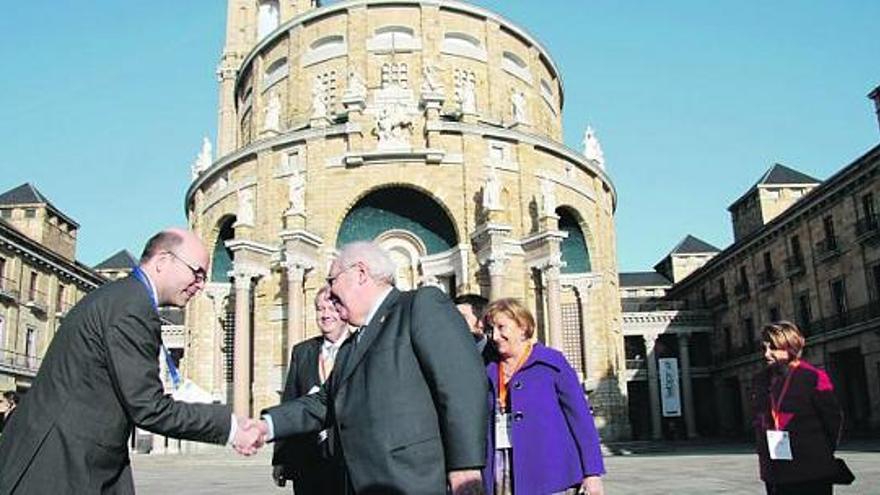 Areces, en el centro de la foto, saluda a Nemitz, ayer, en el patio de la Laboral, en presencia Buendía y con la alcaldesa, Paz Fernández Felgueroso, y la concejala Dulce Gallego a la derecha.