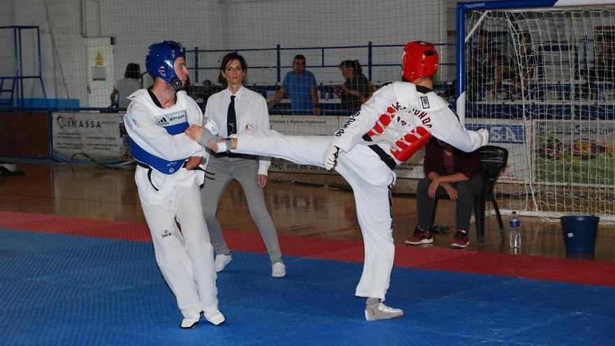 Dos taekwondistas murcianos en pleno combate.