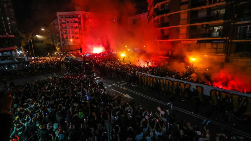 Así ha sido la colorida llegada del Valencia CF a Mestalla