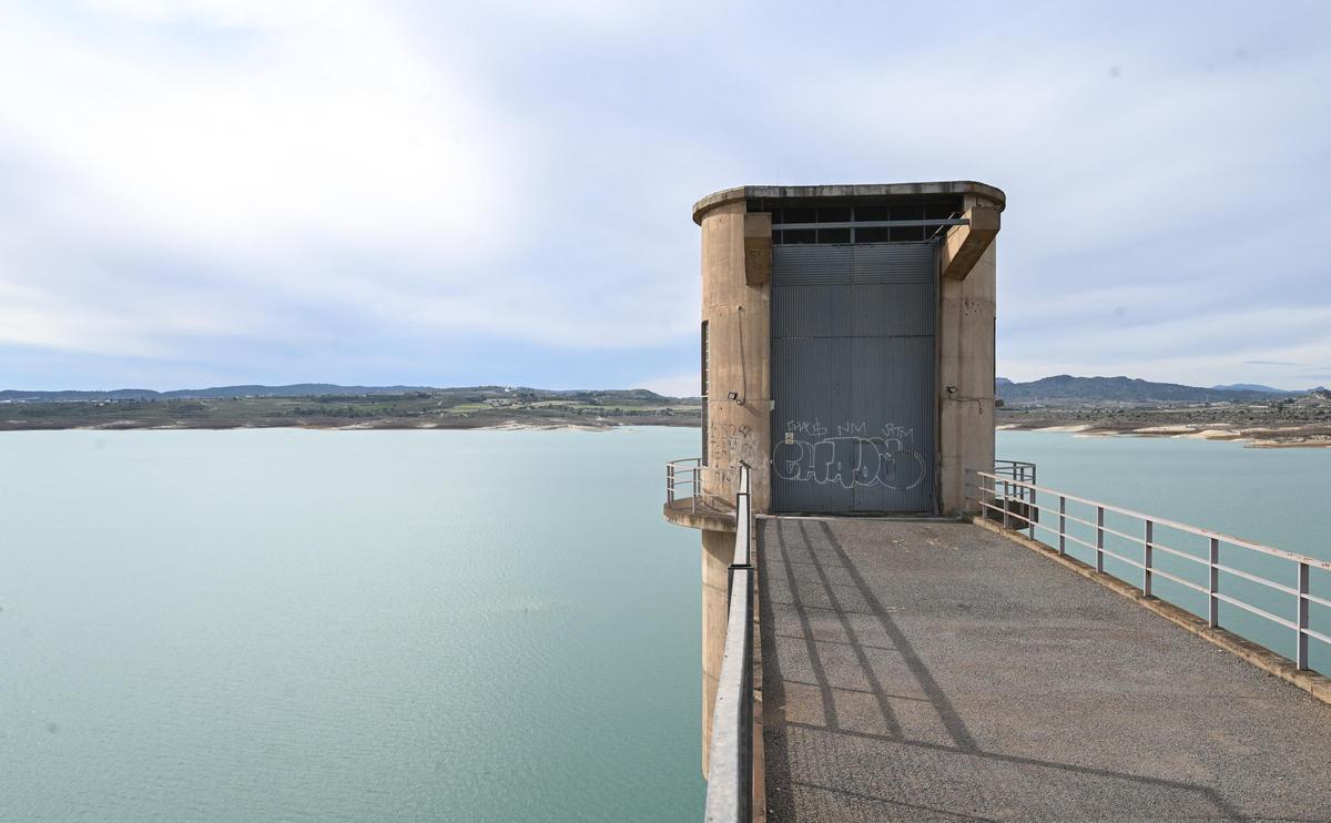 Una de las torres de captación del agua del embalse de La Pedrera, situada junto a la presa