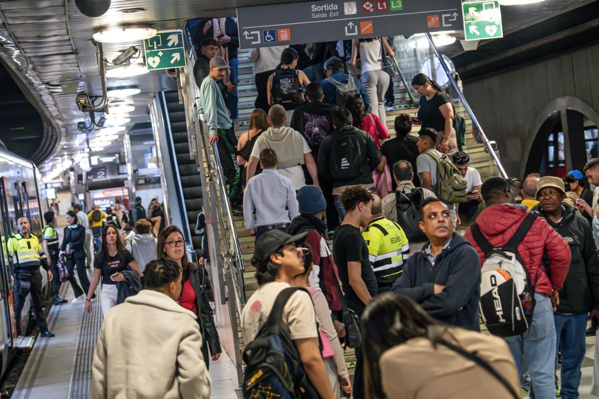 Demoras de hasta dos horas para salir de Barcelona en tren y buses
