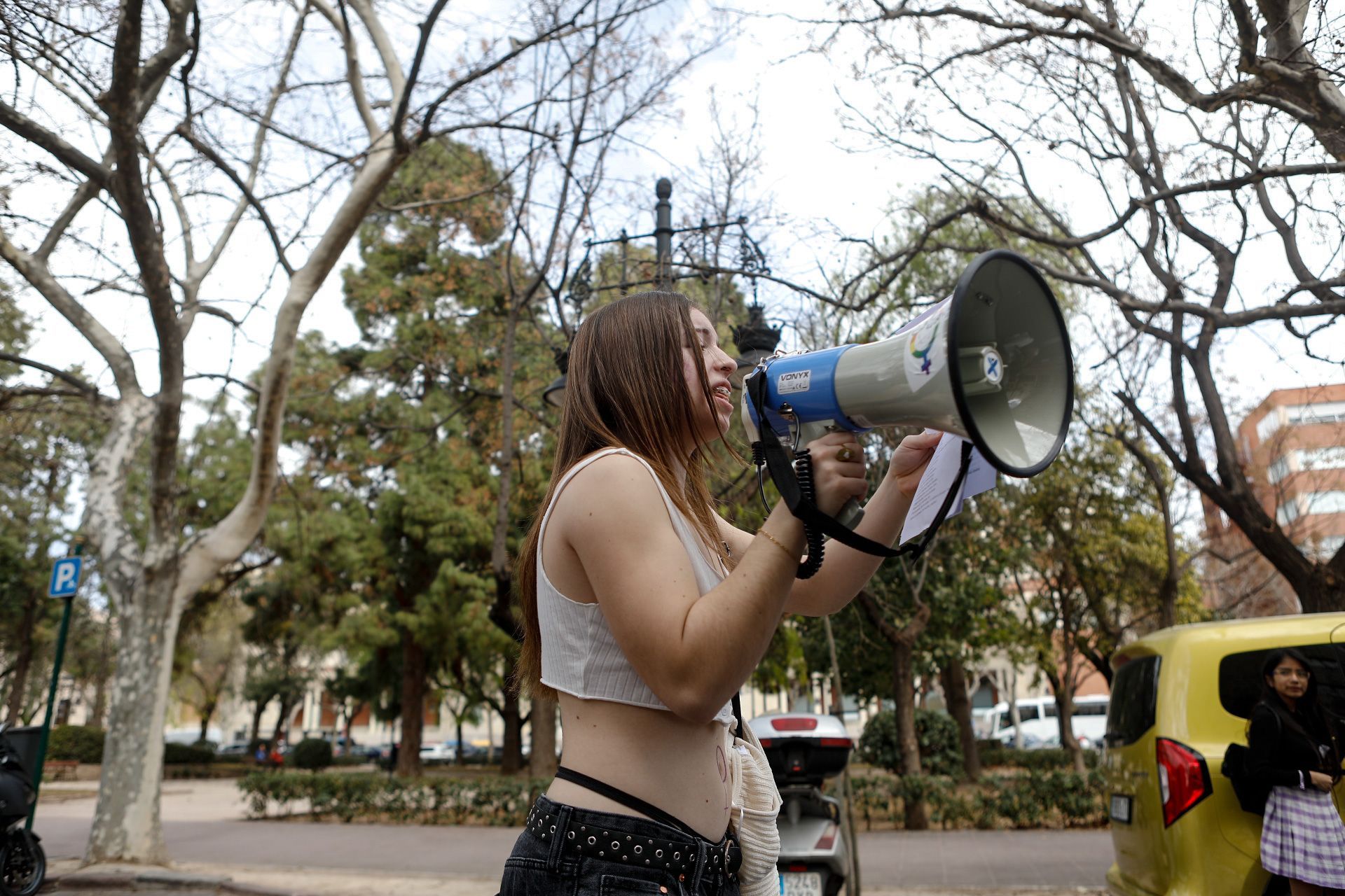 Las estudiantes toman las calles de València en el 8M