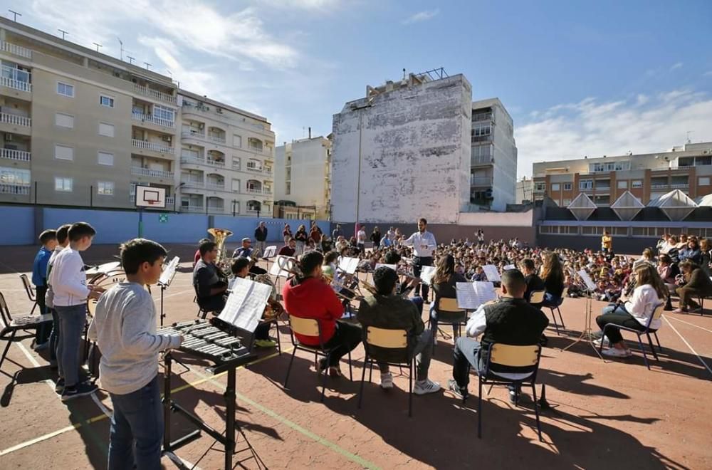 La Unión Musical Torrevejense colaboró en la celebración del día de la Paz del Colegio Cuba de Torrevieja