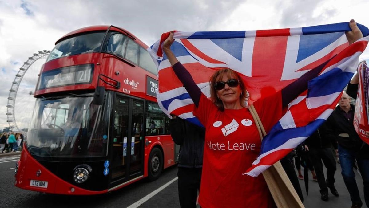 jgblanco34355180 a campaigner wearing a vote leave t shirt and holding a brit160917201608