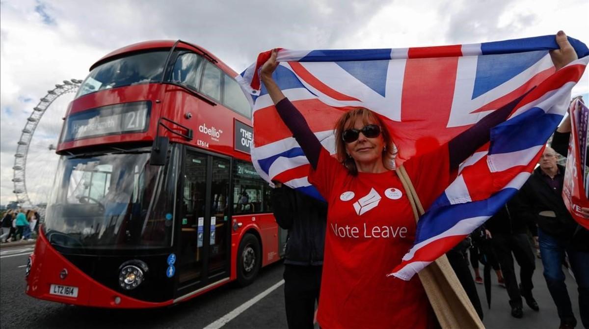 jgblanco34355180 a campaigner wearing a vote leave t shirt and holding a brit160917201608