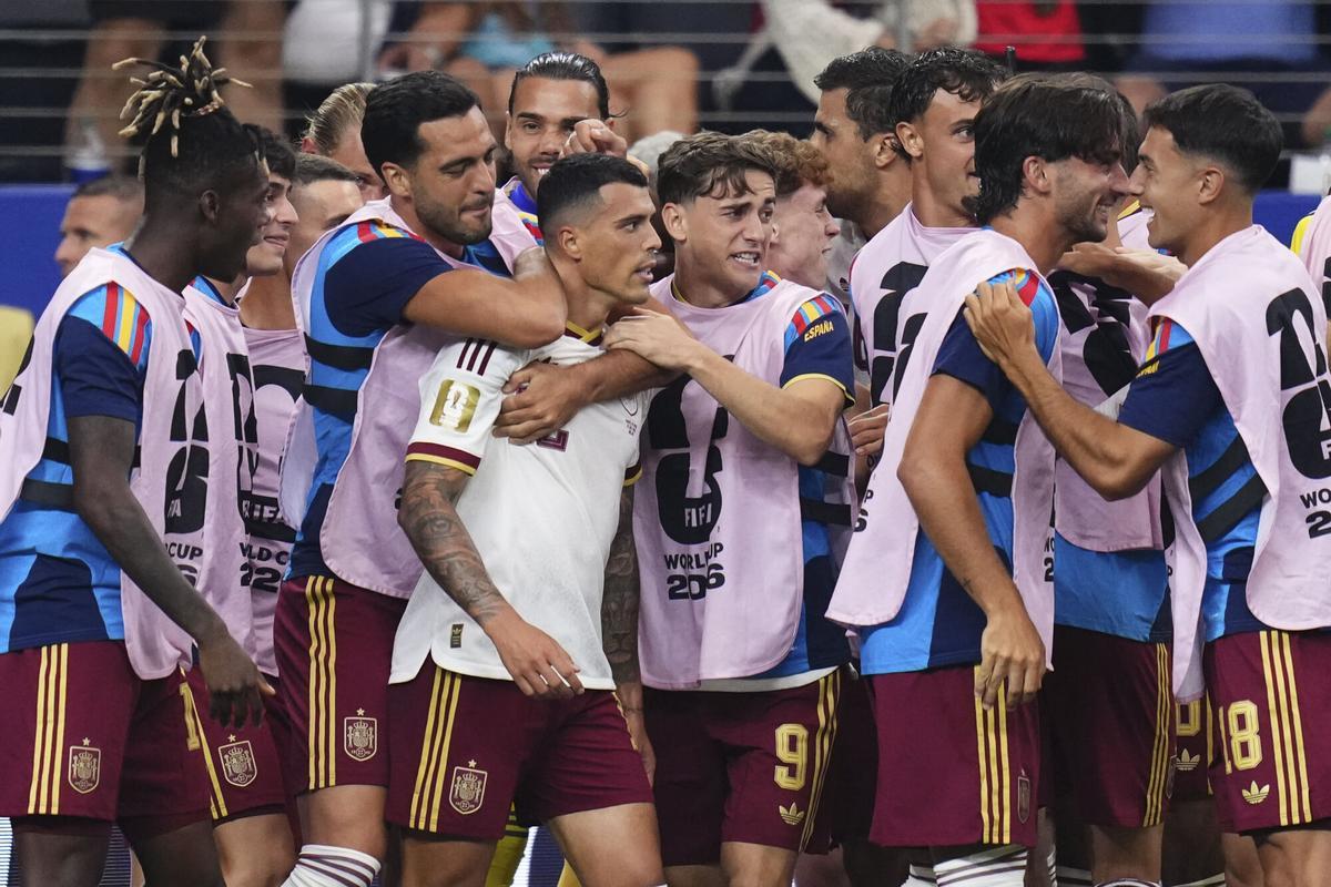 Los jugadores de España celebran el gol de Pedro Porro contra Francia.
