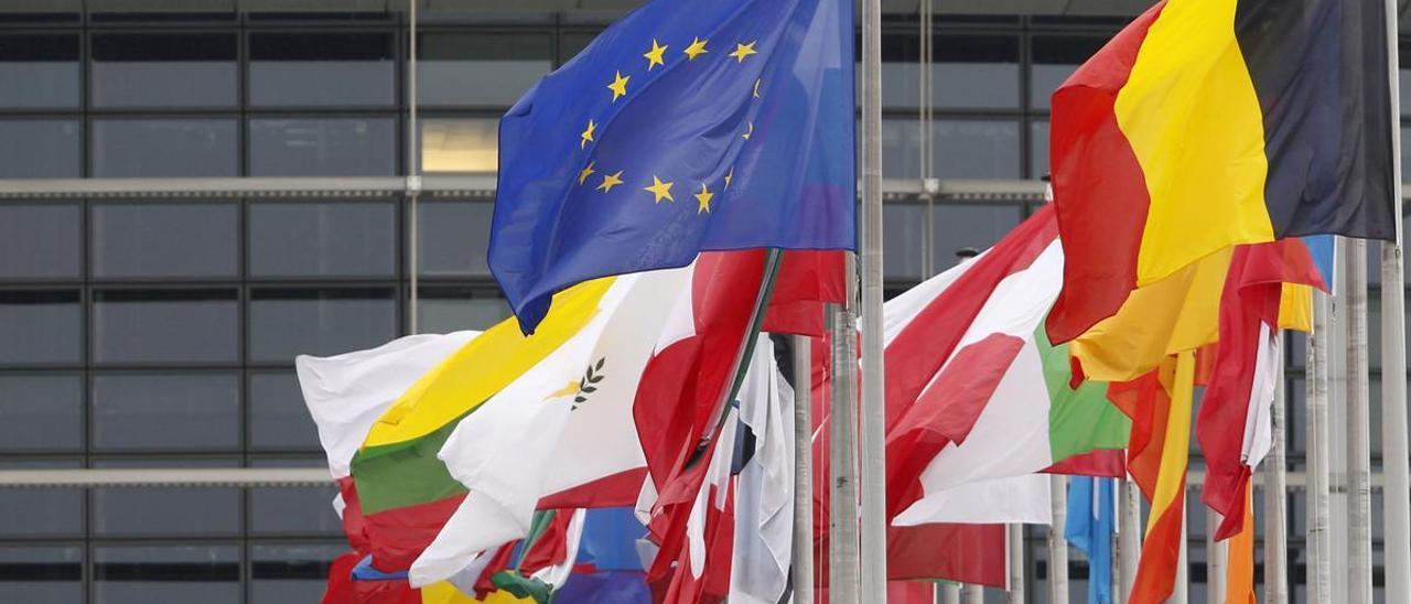 Banderas europeas con la de la UE en primer término, ante el parlamento de Estrasburgo.