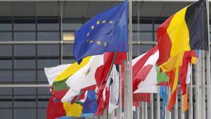 Banderas europeas con la de la UE en primer término, ante el parlamento de Estrasburgo.