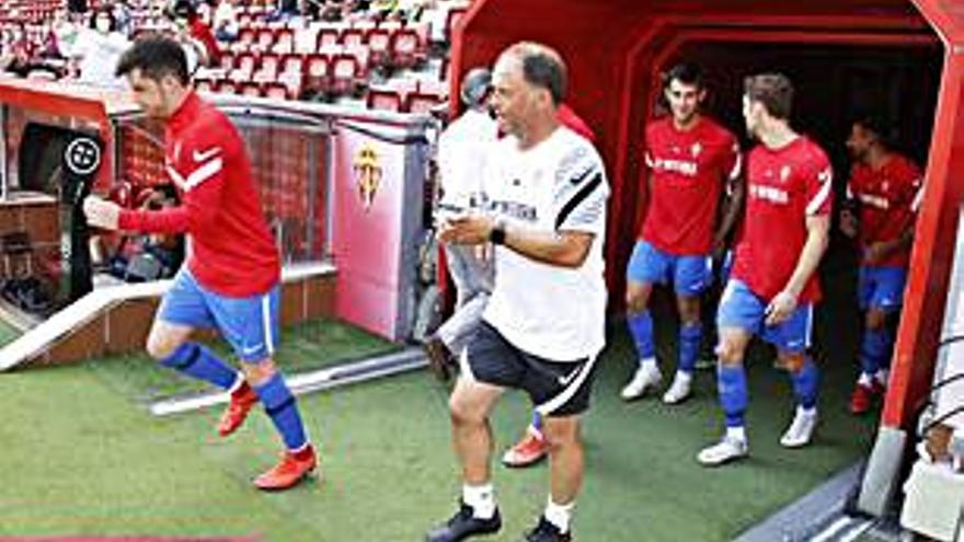 Los jugadores salen ayer a calentar. | Á. González