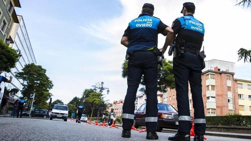 Policías locales por las calles de Oviedo.