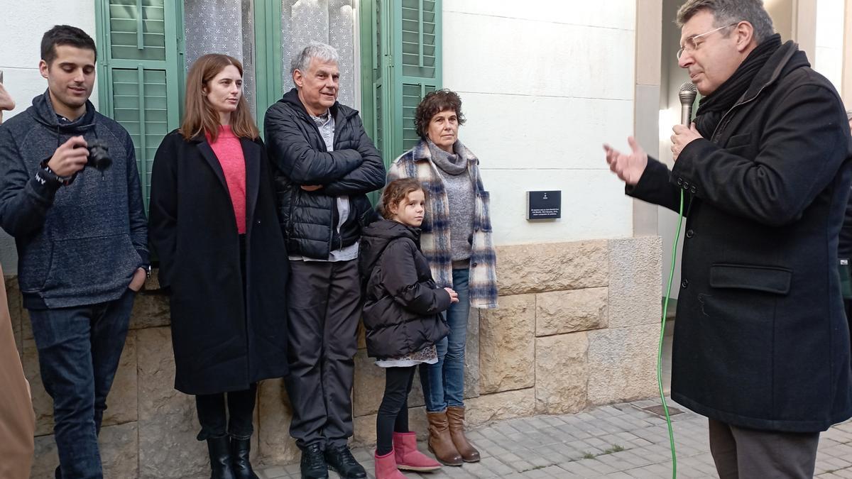 L'alcalde Miquel Noguer amb la família de Font, durant la col·locació de la placa.