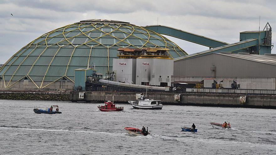 Embarcaciones durante la protesta de ayer en aguas del puerto de A Coruña. |   // VÍCTOR ECHAVE