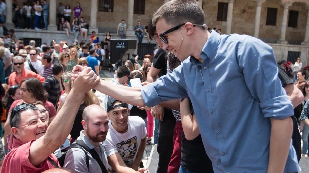 Errejón saluda a una mujer simpatizante en un mitin de la campaña del 26-J.