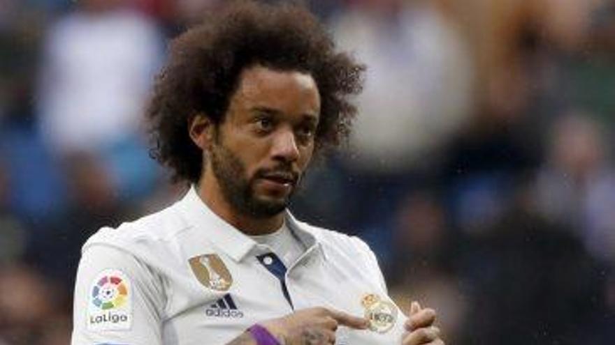 Marcelo celebra el gol del triomf del Madrid i assenyala l&#039;escut del club